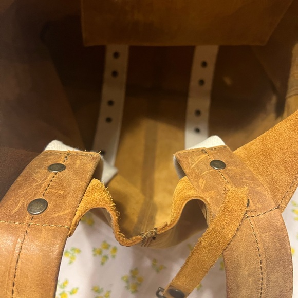 Elegant Tan Leather Tote Bag - Picture 9 of 9